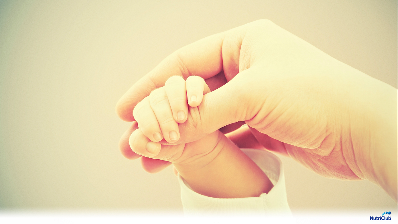 Руки новорожденного и мамы