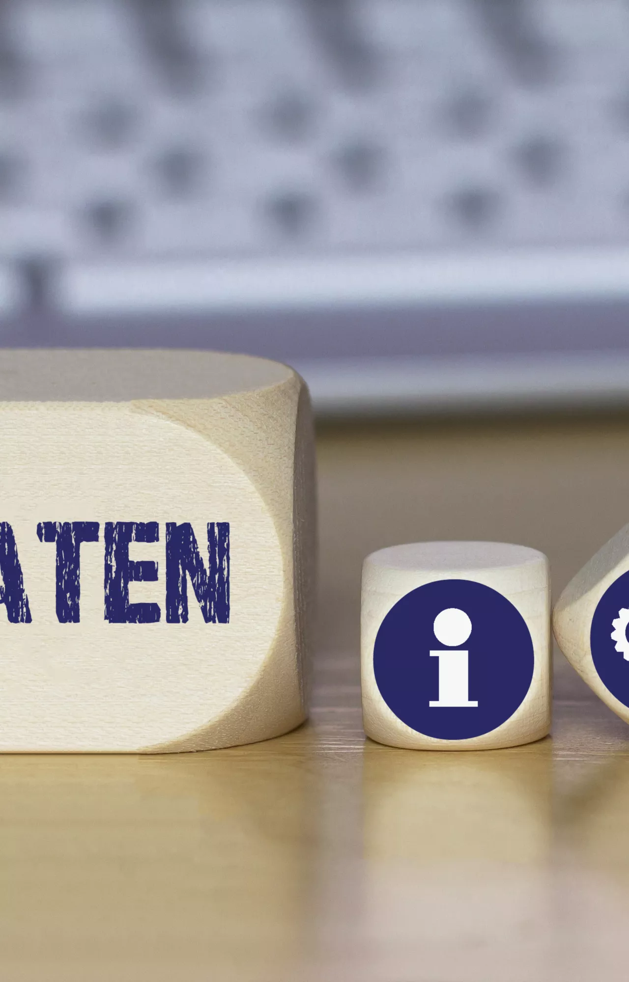 Daten-Würfel vor einer Tastatur