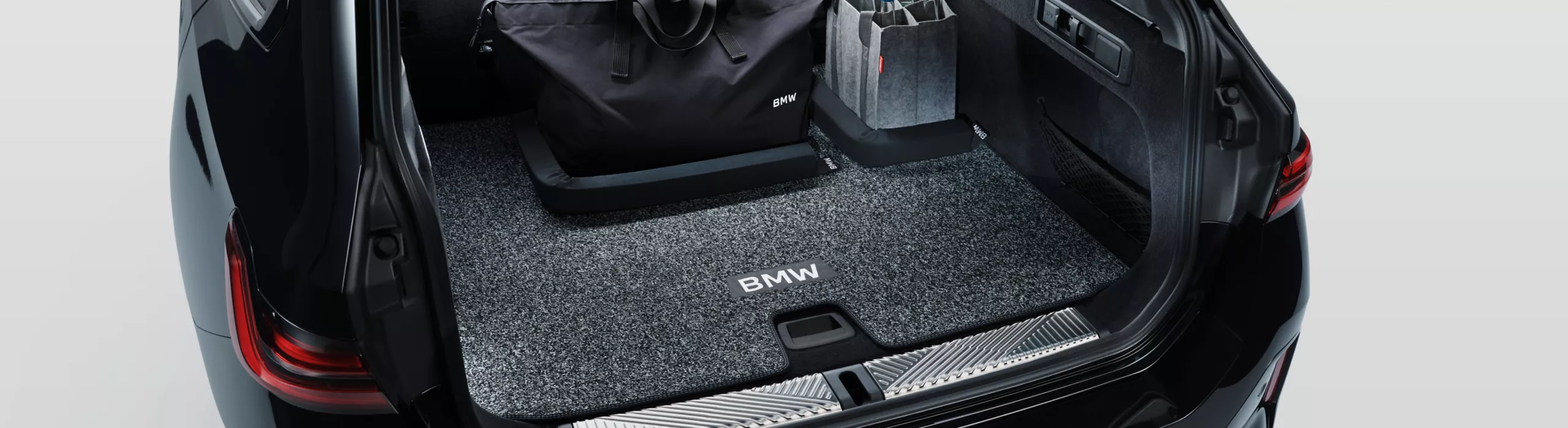 BMW Lifestyle Accessories BMW 瓶身塗以黑漆，上面印有白色 power 字樣