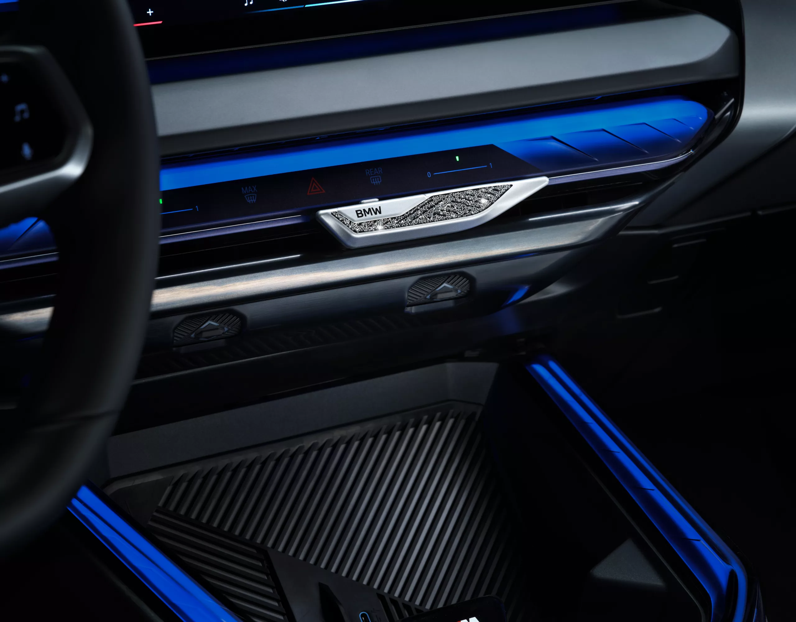 BMW Lifestyle Fragrance：在鄉郊兩輛 BMW 前的兩款香水 Amberness 和 Bergamood