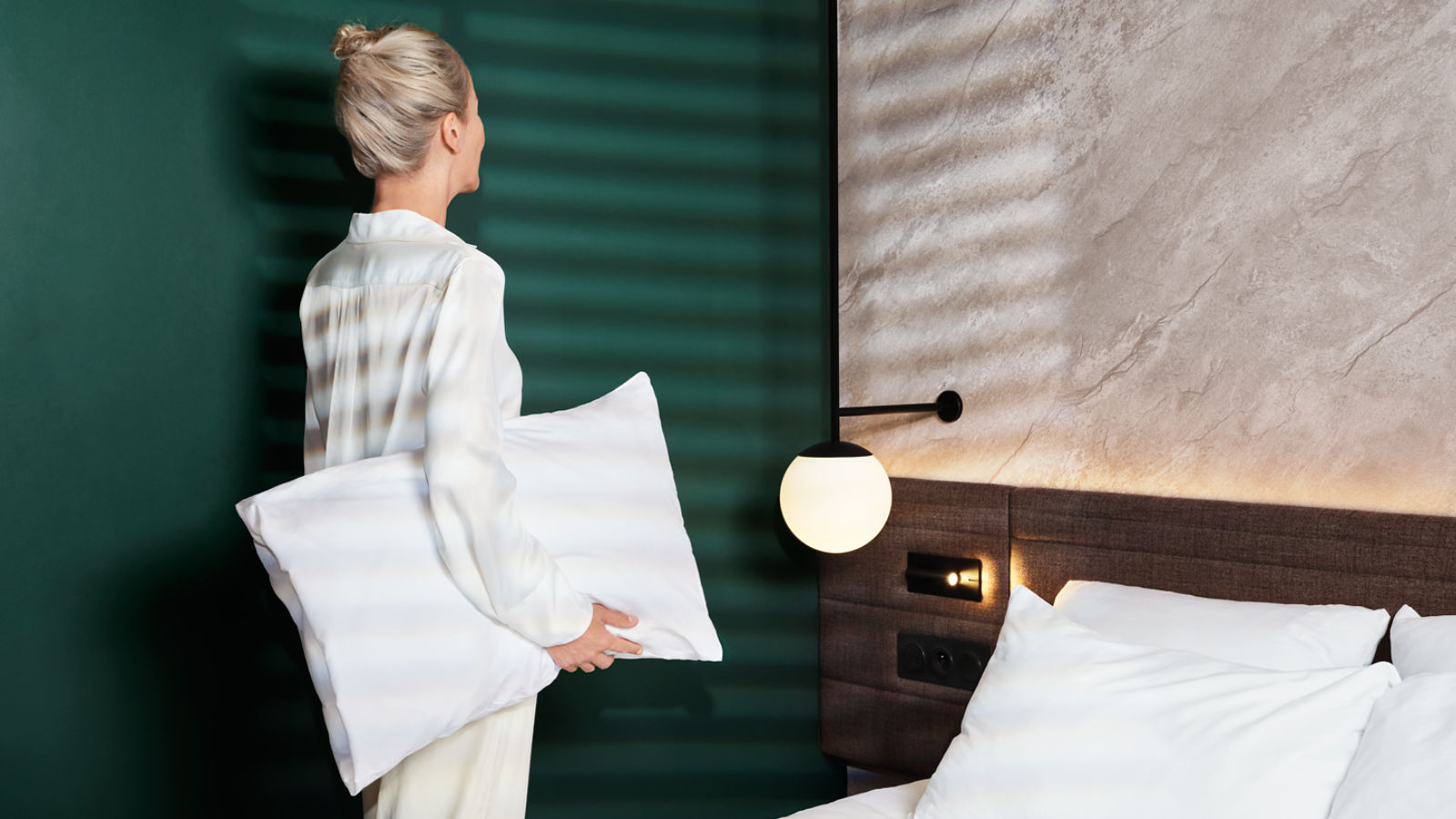 Femme qui s’entraîne pour un marathon en France, au bord d’un lac en montagne