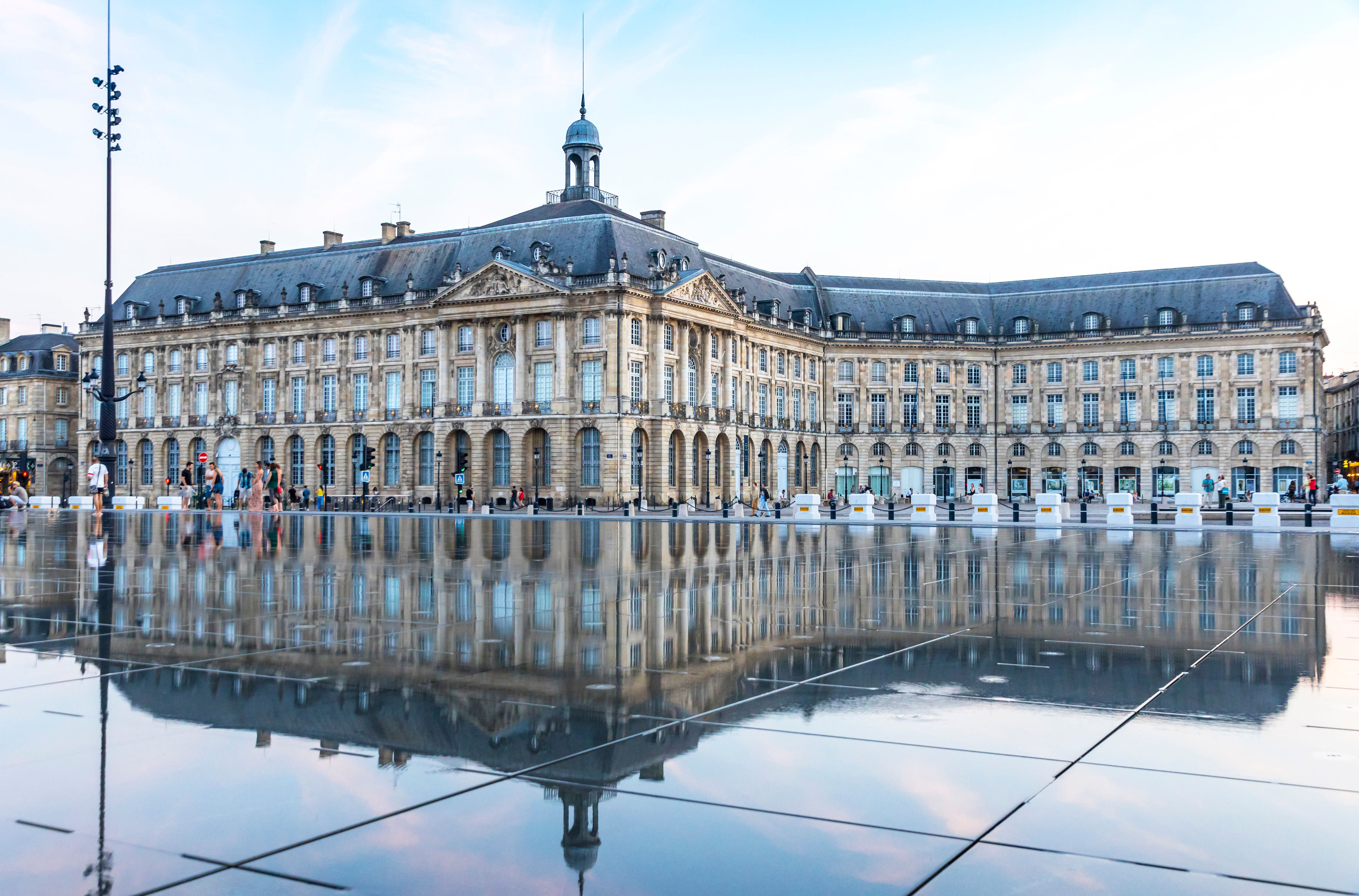 Miroir d’Eau, ein Wasserbecken auf der Place de la Bourse in Bordeaux mit Spiegelungen