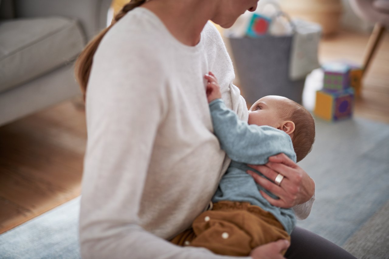 aptamil-feeding-breastfeeding-06