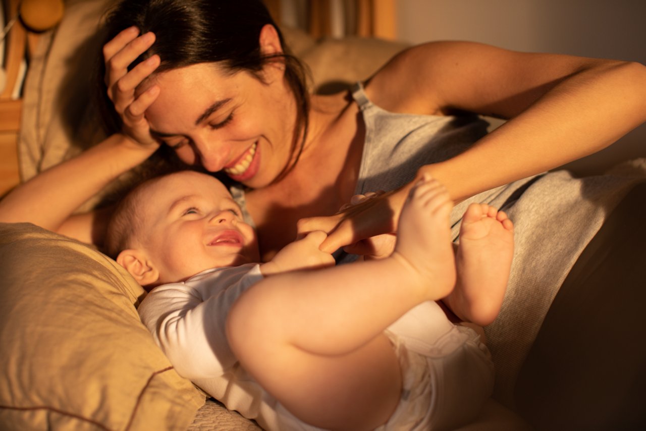 Mama und Baby liegen im Bett