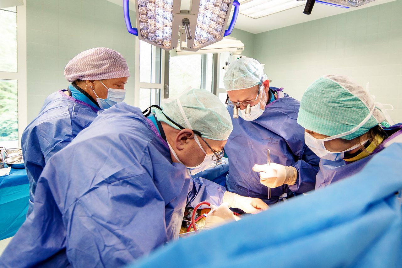 Gefäßchirurgen bei einer Operation