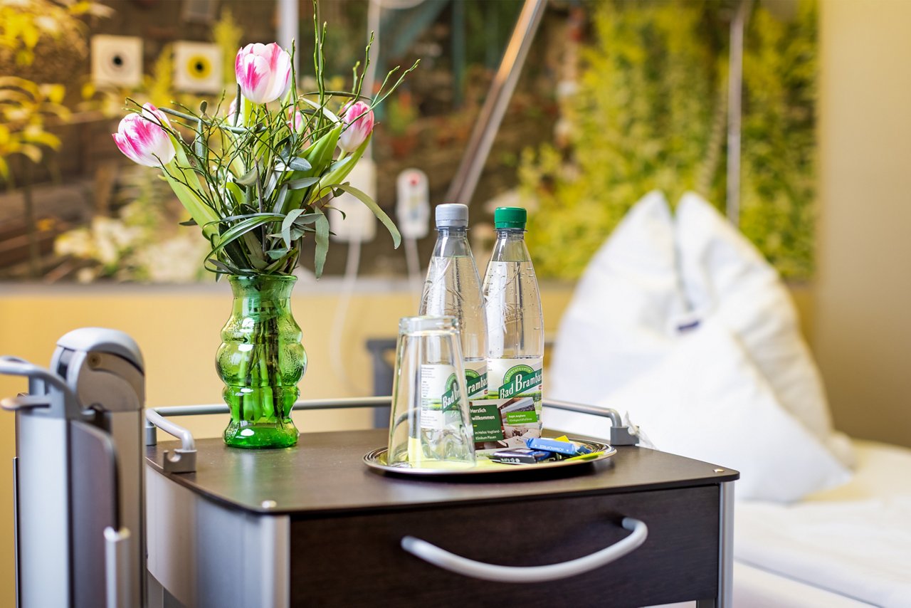 Wasserflaschen und Blumen auf dem Tisch