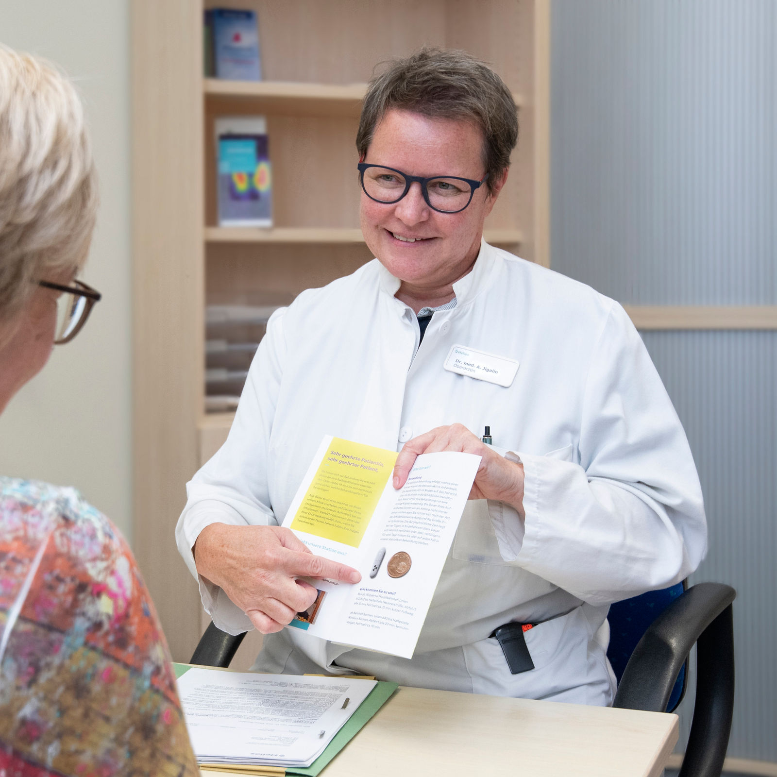 Dr. Anna Jigalin berät eine Patientin in der Klinik für Nuklearmedizin am elios Universitätsklinikum Wuppertal