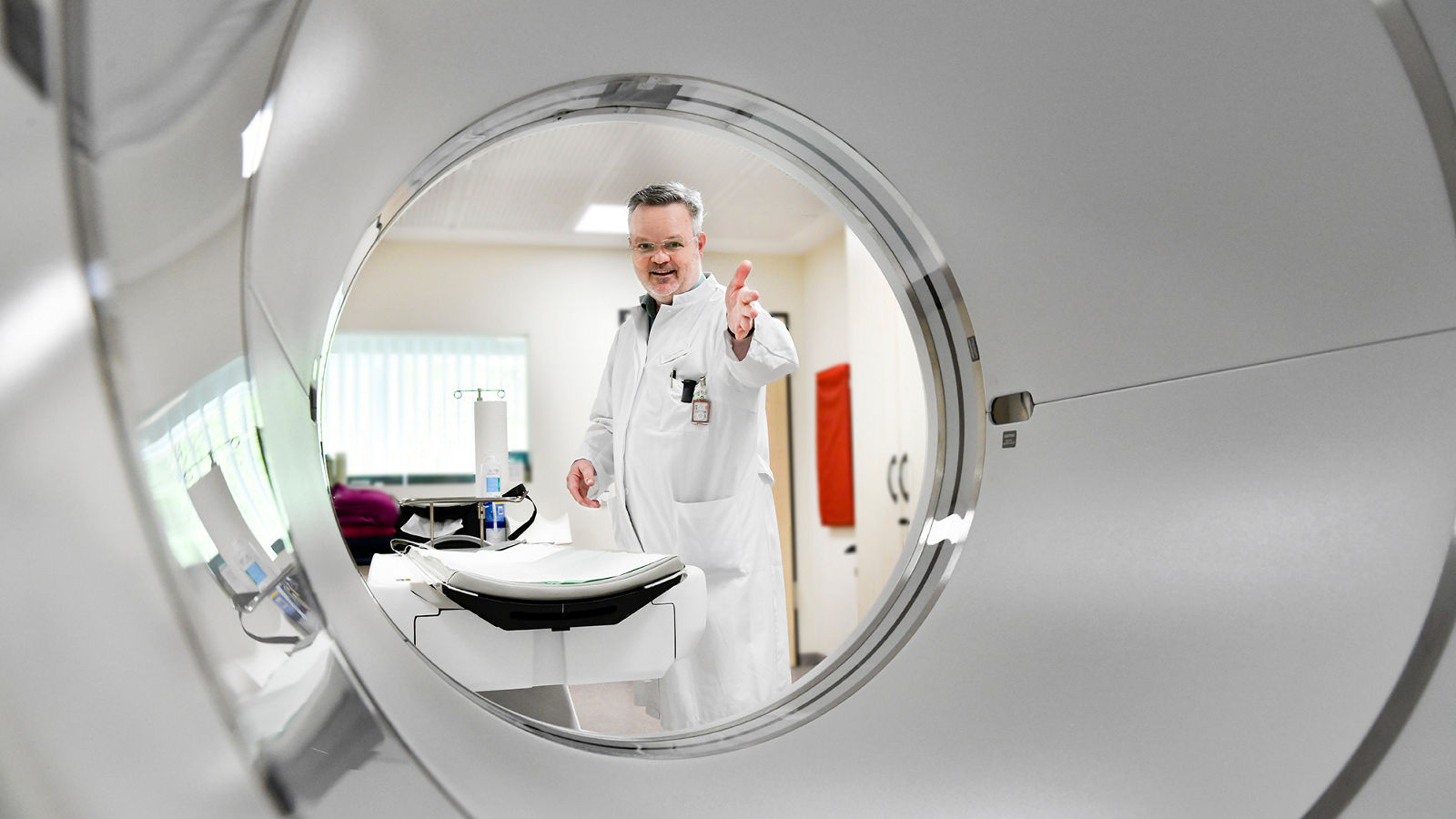 Chefarzt Dr. Tosch zeigt das neue PET-CT am Helios Universitätsklinikum Wuppertal