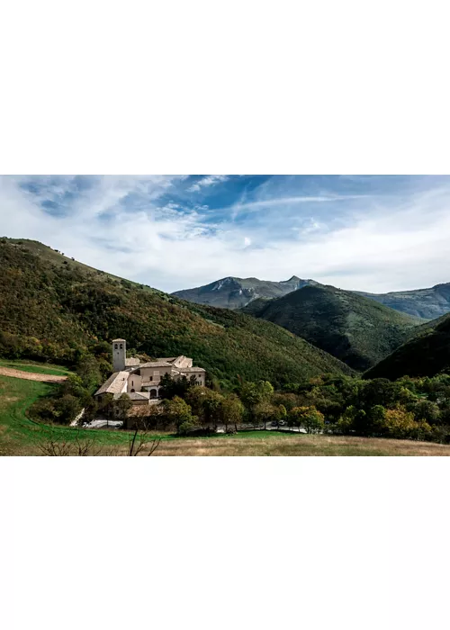 Tra castelli, santi e tesori dorati: viaggio a Frontone, Pergola e alla mistica Fonte Avellana