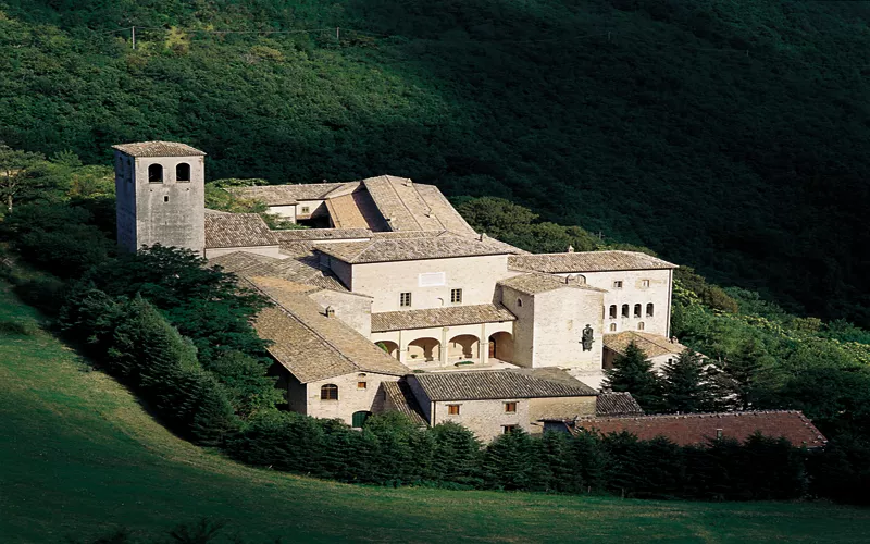 Fonte Avellana: silenzio, spiritualità e natura ai piedi del Catria, nell’eremo millenario cantato da Dante