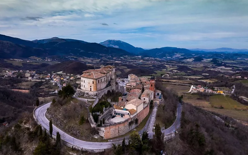 Frontone: storia, fascino e panorami mozzafiato dal Castello della Porta